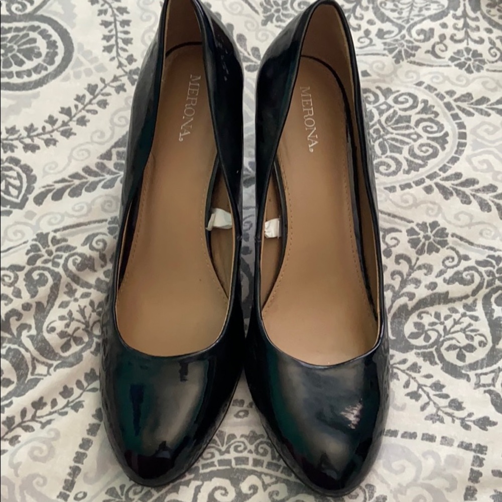 Black pumps